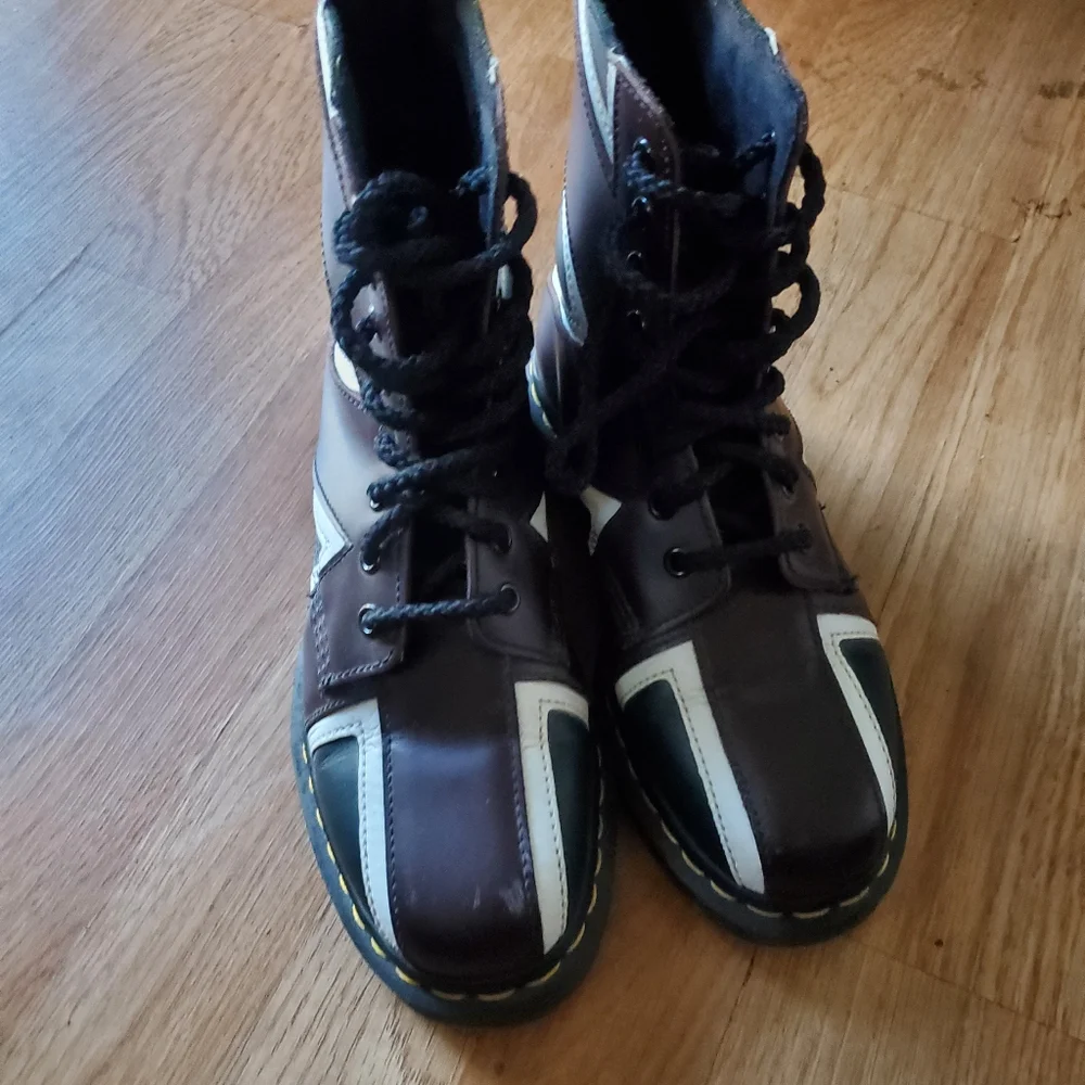 Unisex 1460 Pascal British Flag Doc Martens, Womans Size 6